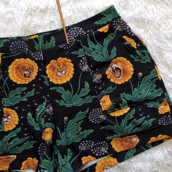 Blackmilk Dandy Lions Cuffed Shorts - Dandelion Lion Print Size XL - Picture 5 of 15